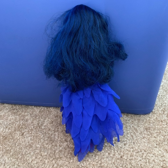 DISNEY DESCENDANTS EVIE ROYAL CORONATION DOLL - Picture 5 of 5